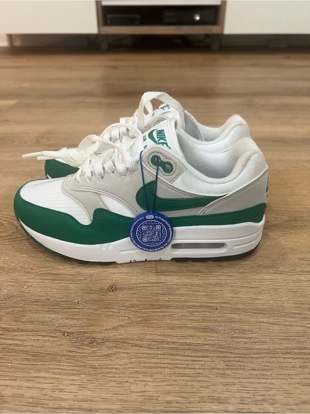 Nike White and Green Low-Top Sneakers
